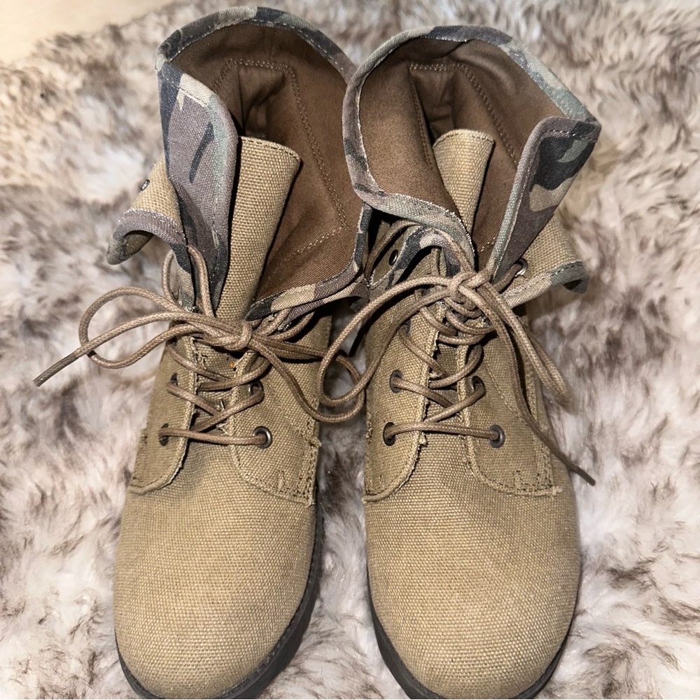 ‏Stylish Army Green Combat Boots - Size 6 (Worn Lightly)